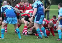 Petersfield run in ten tries to remain at the top of the league