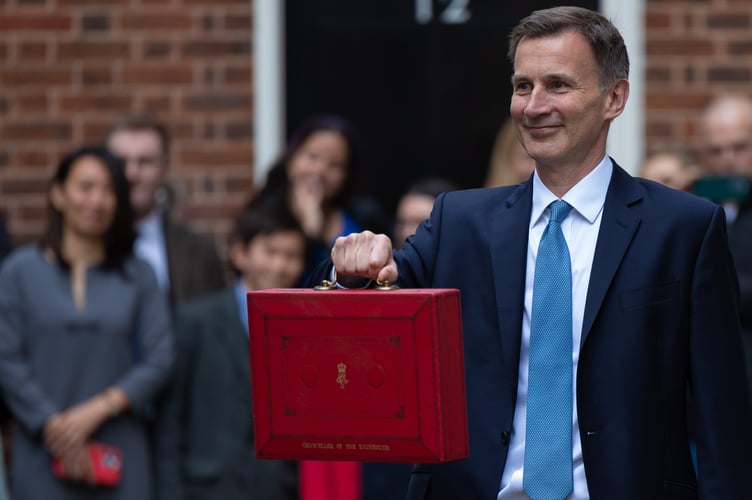 15/03/2023. London, United Kingdom. The Chancellor of the Exchequer Jeremy Hunt, accompanied by his ministerial team and watched by his wife and children, leaves 11 Downing Street on his way to deliver the budget.  Picture by Simon Walker / No 10 Downing Street