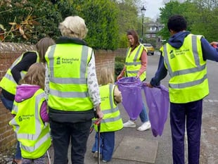 Litter pickers clean up Petersfield for the King