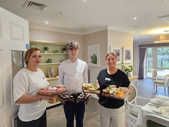 Say cheese as Horndean care home thanks neighbours for patience