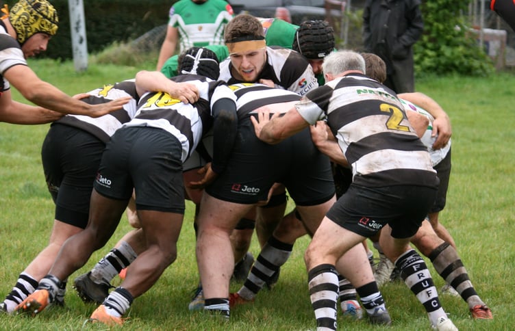 The Farnham pack gather round Jonny Vincent and drive for the line