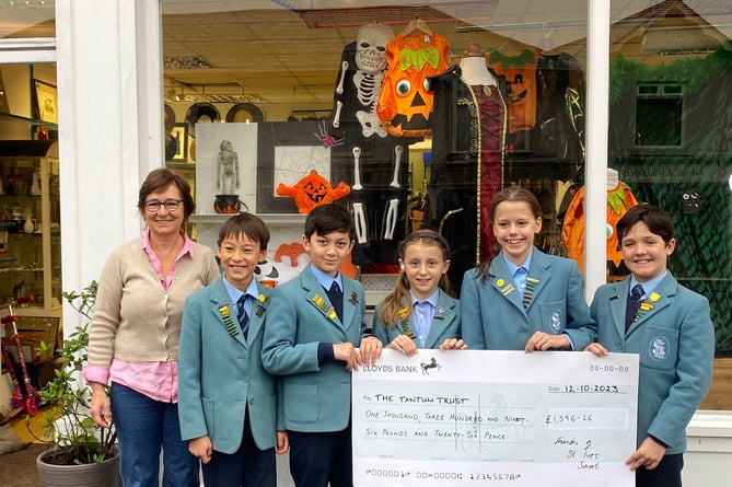 Pupils of St Ives presenting cheque to Tantum Trust