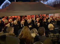 MasterChef winner Chariya Khattiyot turns on Alton's Christmas lights
