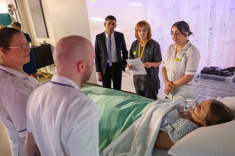 Prime Minister Rishi Sunak and Ms Richardson meet nursing students and staff from the School of Health Sciences at the University of Surrey