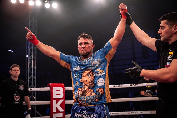 Darren Hendry beat Luke Atkin