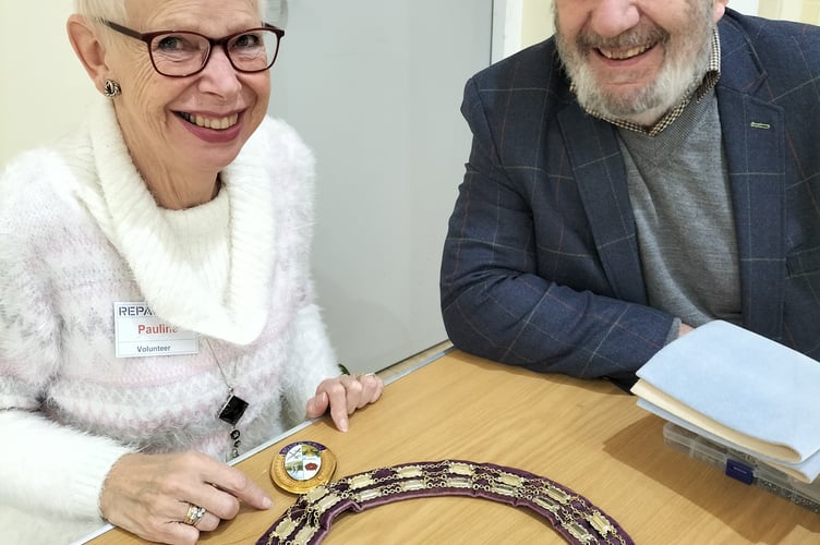 Cllr Ben Hamlin takes his mayoral chain to the Alton Repair Café.