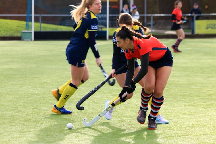 Fiona Stewart with the ball