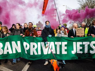 Banning private jets a 'no brainer' says ex-pilot at Farnborough march