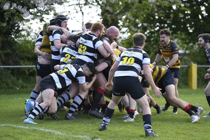 All hands to the pump as Farnham defend Thornbury’s drive for the line (Photo: Dave Fox)