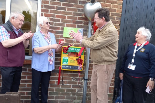 Heartfelt thanks as £2.5k defibrillator unveiled on Petersfield estate