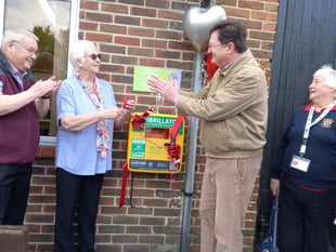 Heartfelt thanks as £2.5k defibrillator unveiled on Petersfield estate