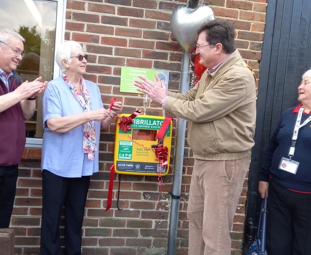 Heartfelt thanks as £2.5k defibrillator unveiled on Petersfield estate