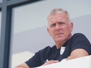 Abbott returns to fire Surrey's title hopes