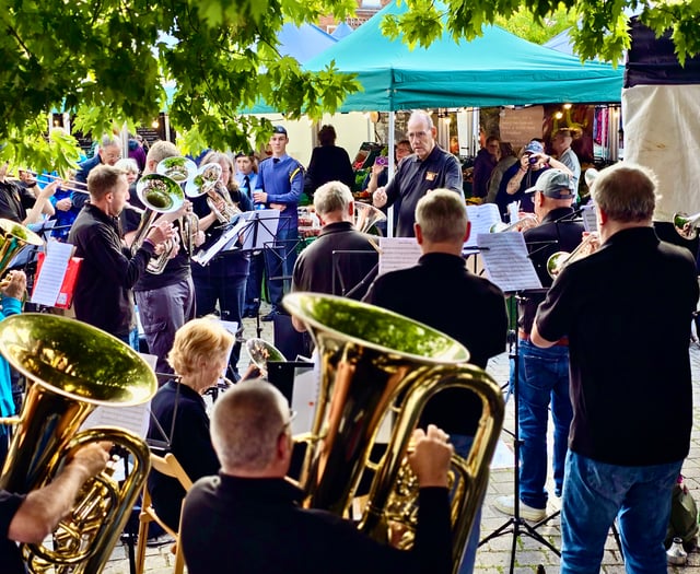 Liss Band gives surprise performance in town square 
