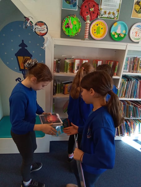 Foxes Class explores what Petersfield Library has to offer