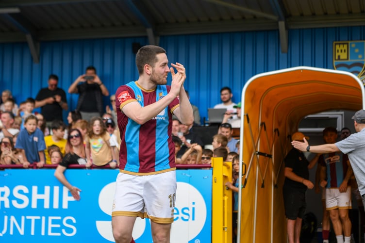 Darryl Sanders has extended his contract at Farnham Town to June 2026