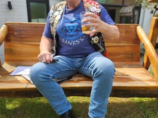 Legendary pub crawler pays East Hampshire locals a visit