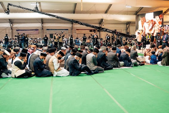 Pledge of allegiance at Jalsa Salana