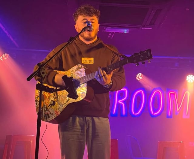 Return of the Mac as Archie brings musical hits to Haslemere