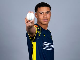 Hampshire pace bowler Manny Lumsden signs two-year contract